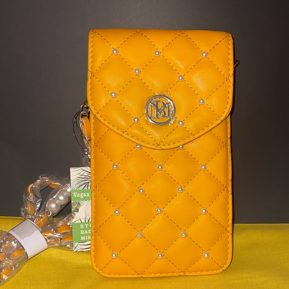 NWT STUDIO BADGLEY MISCHKA PEARLY STRAP PHONE CASE
